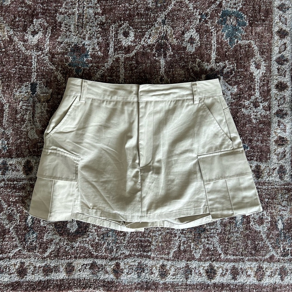 Zara cream colored cargo mini skort size small